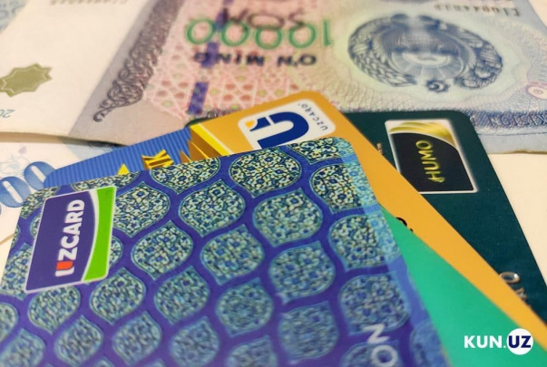 “2000-yillar boshidagi daraja” – plastik karta egalari kartalarni yoptirishda byurokratiyaga duch kelyapti