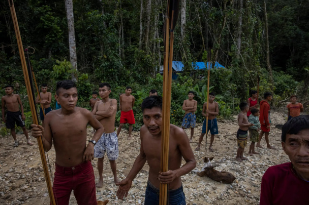 Amazoniya hindular qabilasi tuhmat uchun The New York Times gazetasini sudga berdi