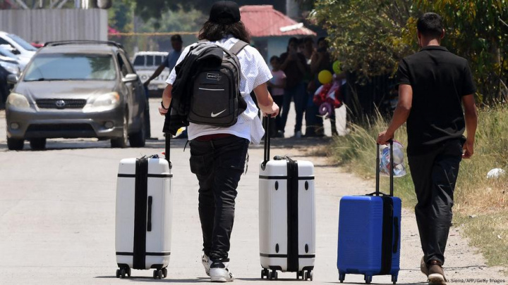 AQSh «ixtiyoriy deportatsiya» dasturi bo‘yicha dastlabki migrantlarni chiqarib yubordi