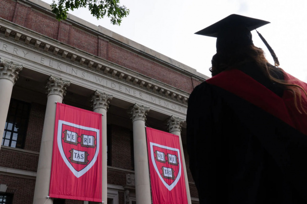 AQSh sudi Harvard xalqaro talabalari uchun viza cheklovini vaqtincha to‘xtatdi
