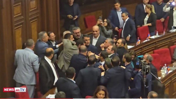 Armaniston parlamentida deputatlar janjallashib ketdi