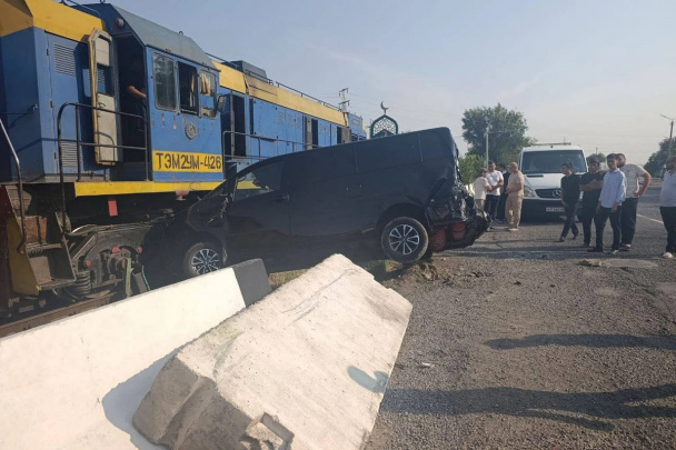 Bekobodda mikroavtobus poyezd bilan to‘qnashdi