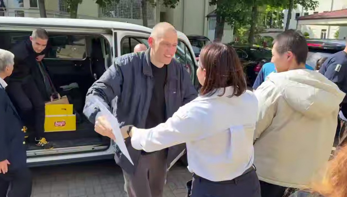 Belarus muxolifati vakili Sergey Tixanovskiy qamoqdan ozod etildi