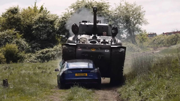 Britaniyada urush faxriysi tankda Tesla avtomobilini pachaqladi