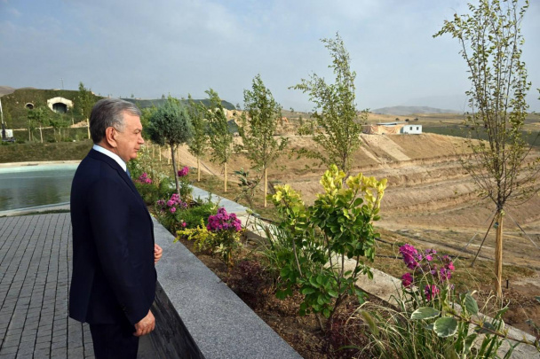 «Cho‘l-adirlarni o‘zlashtirishimizga shubha qilganlar shu bog‘ni kelib ko‘rsin» - prezident Shahrisabzdagi agroturizm majmuasi haqida