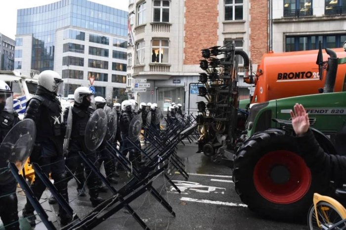 EI qarorgohi yaqinida fermerlar bilan polisiya to‘qnashdi