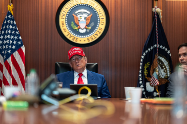 Foto: Eronga berilgan zarbalar Oq uydagi «Situation Room»dan nazorat qilingan