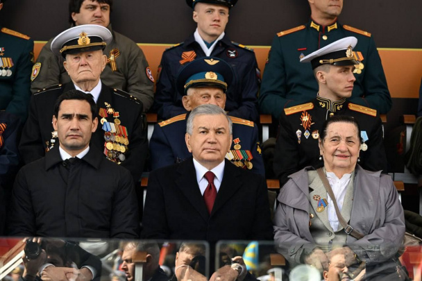 Foto: Shavkat Mirziyoyev Moskvadagi harbiy paradda ishtirok etdi