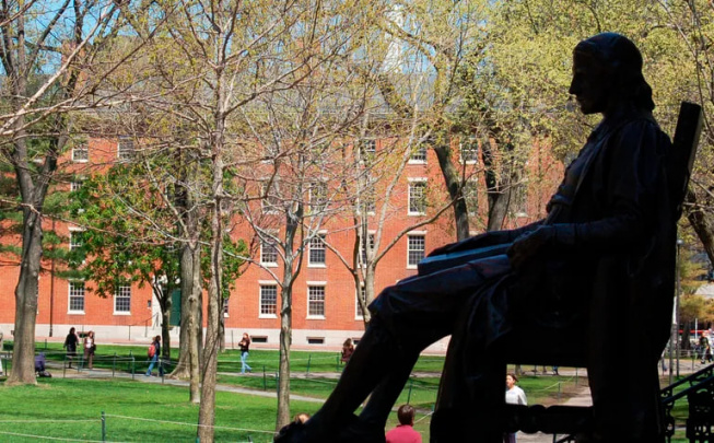 Harvard universiteti Tramp ma’muriyatini sudga berdi