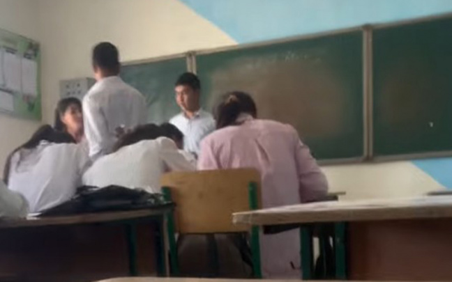 Imtihon javoblarini 5 ming so‘mdan sotgan maktab o‘qituvchisi ishdan olindi, direktorga esa ta’sir chorasi qo‘llandi