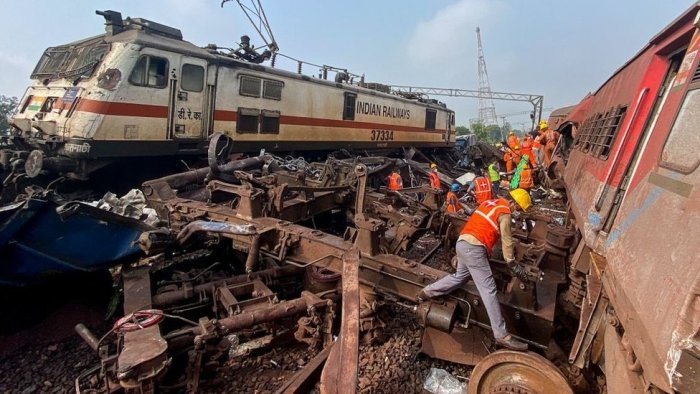 Indoneziyada temiryo‘l ustuni harakatlanayotgan poyezd vagonlari ustiga qulab tushdi