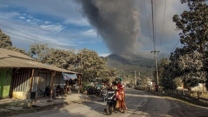 Indoneziyada vulqon otildi, kul ustuni 5,5 km ga yetdi