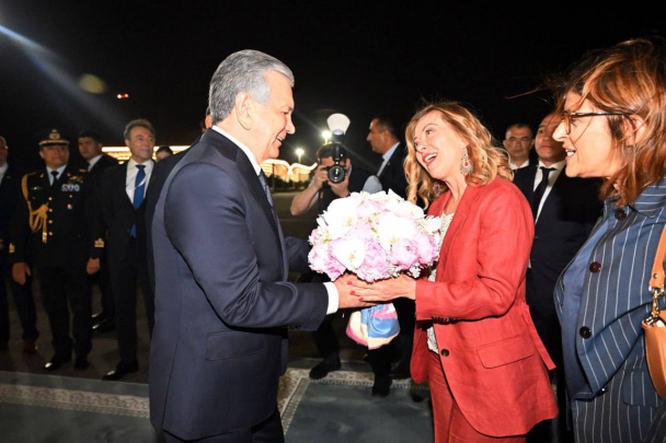 Italiya bosh vaziri Jorja Meloni rasmiy tashrif bilan Samarqandga keldi