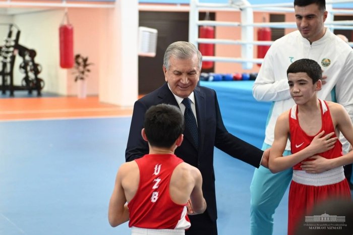 Mirziyoyev Boks bo‘yicha Bahodir Jalolov sport mahorati maktabini borib ko‘rdi