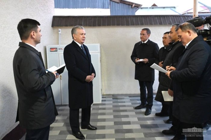 Mirziyoyev Xorazm viloyati Xiva tumanidagi  Istiqlol mahallasida bo‘lib, aholining yashash sharoiti bilan yaqindan tanishdi