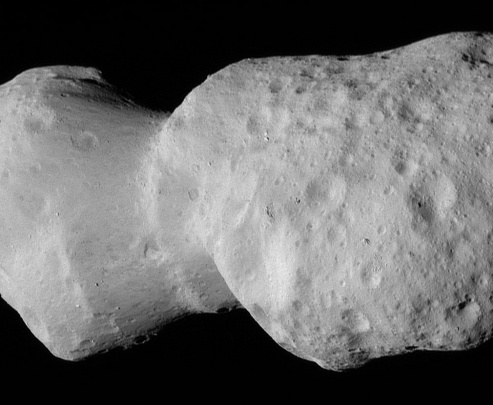 NASA zondi noodatiy shaklga ega asteroid suratlarini uzatdi