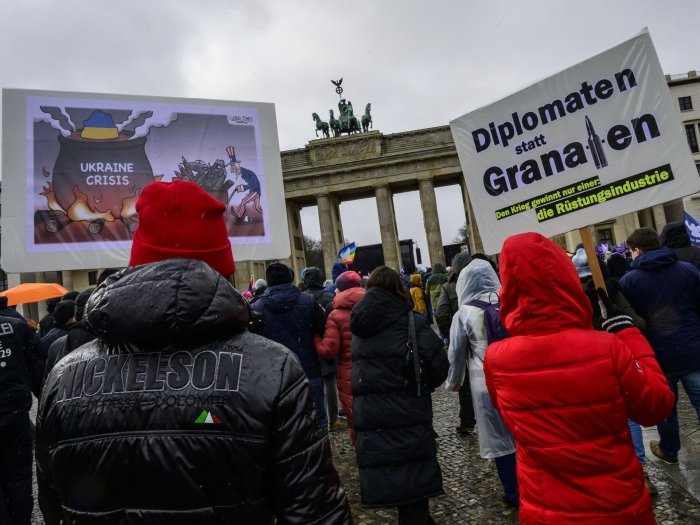 Parijda Ukrainaga qurol yetkazib berish va harbiy xizmatchilar yuborilishiga qarshi namoyishlar bo‘lib o‘tdi
