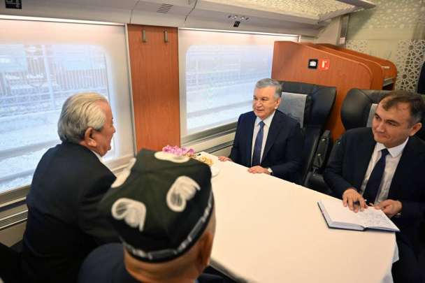 Prezident Qarshidan Shahrisabzga poyezdda bordi va faollar bilan suhbatlashdi