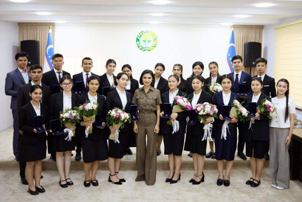 Prezident topshirig‘iga binoan Qo‘shrabotdagi o‘quvchilar uchun 17 ta yangi maktab-avtobusi taqdim etildi - Saida Mirziyoyeva 