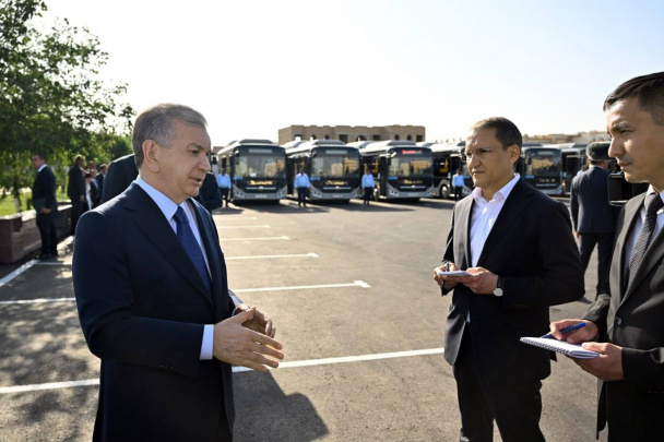Prezident Urganch shahrida jamoat transporti faoliyati bilan tanishdi