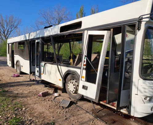 Rossiya droni Ukrainadagi avtobusga urildi, ko‘plab qurbonlar bor