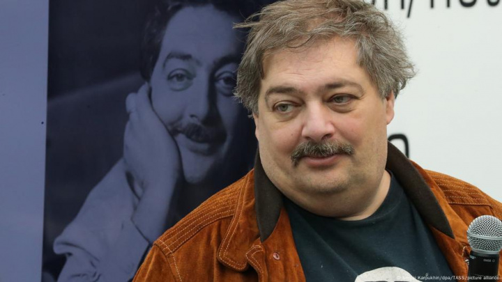 Rossiyada yozuvchi Dmitriy Bikovga nisbatan jinoiy ish ochildi