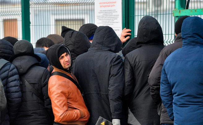 Rossiyaga markaziy osiyolik migrantlar oqimi kamaygani aytildi