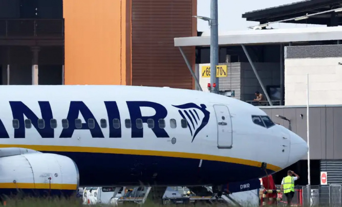 Ryanair janjalkash yo‘lovchilarni 500 yevro jarimaga tortadi