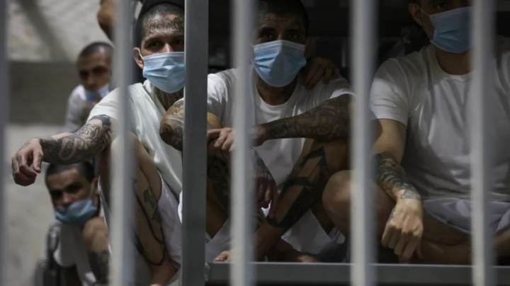 Salvador prezidenti venesuelalik noqonuniy migrantlarni «siyosiy mahbuslar»ga almashmoqchi