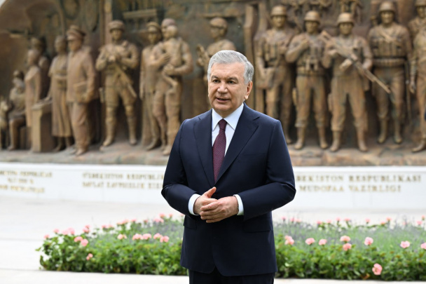 Shavkat Mirziyoyev G‘alaba bog‘idagi «Millat fidoyilari» xiyobonida bo‘ldi