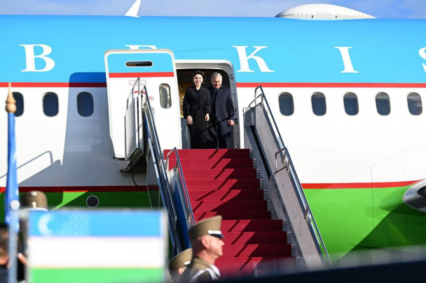 Shavkat Mirziyoyev rafiqasi bilan birga Vengriyaga yetib bordi