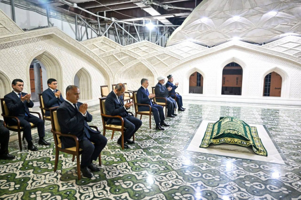 Shavkat Mirziyoyev Samarqandga tashrifini Imom Buxoriy maqbarasini ziyorat qilish bilan boshladi