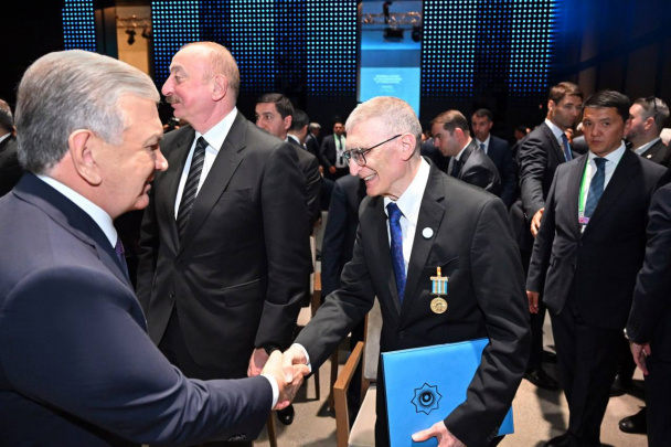 Shavkat Mirziyoyev turk olimi Aziz Sanjarni Alisher Navoiy mukofoti bilan taqdirladi
