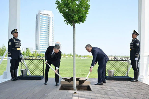 Shavkat Mirziyoyev va Gurbanguli Berdimuhamedov birgalikda daraxt ekib, «Zamonlar sadosi» ko‘rgazmasi bilan tanishdi