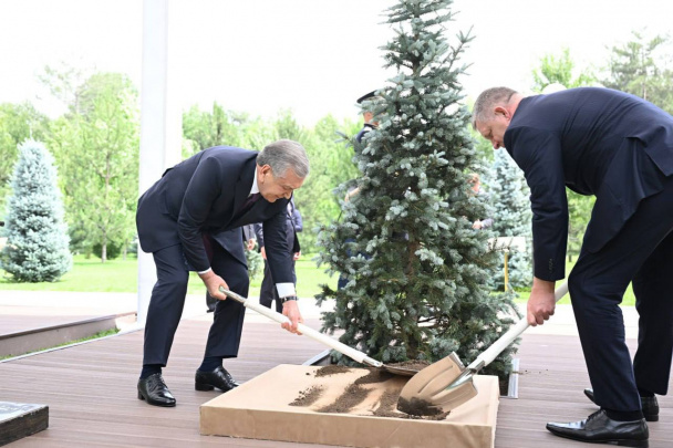 Shavkat Mirziyoyev va Slovakiya bosh vaziri birgalikda daraxt ekdi