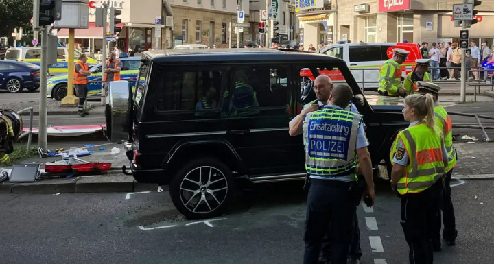 Shtutgartda avtomashina odamlarni bosib ketdi, bir kishi halok bo‘ldi