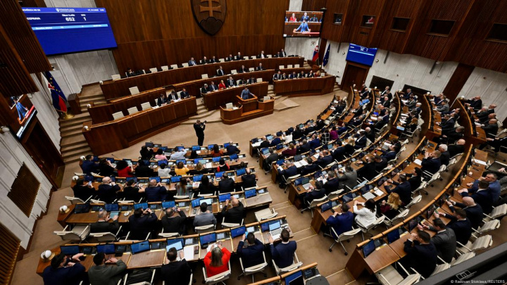 Slovakiya deputatlar Rossiyaga qarshi sanksiyalar uchun ovoz bermaslikka chaqirdi