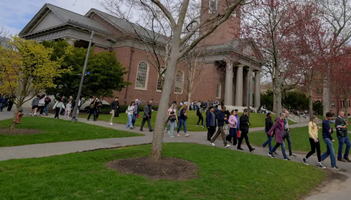 Sud Trampning Harvardga xorijliklarni qabul qilishni taqiqlash qarorini blokladi