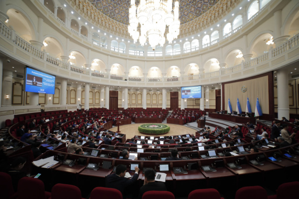 Taklifi inobatga olinmagan liberallar, normani qat’iy himoya qilgan tashabbuskorlar – qonunchilik palatasi yalpi majlisi qanday o‘tdi?