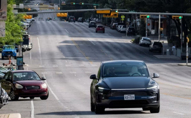 Tesla Texasda robotaksi servisini ishga tushirdi