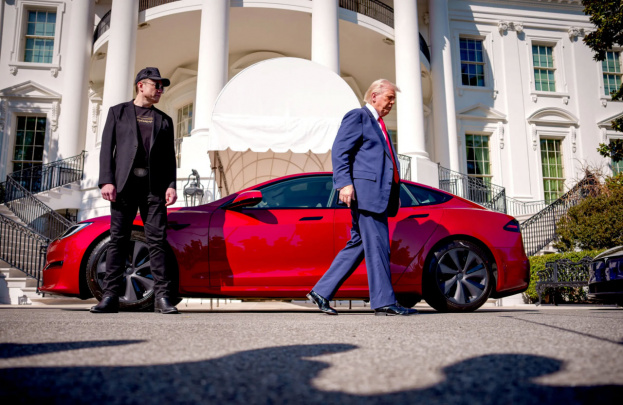 Tesla va Trampning firmalari aksiyalari Mask bilan bahsdan keyin quladi