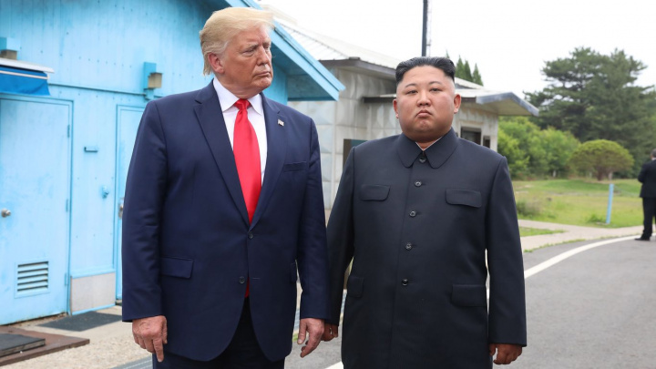 Tramp Kim Chen In bilan uchrashuvga tayyorlanmoqda - Axios