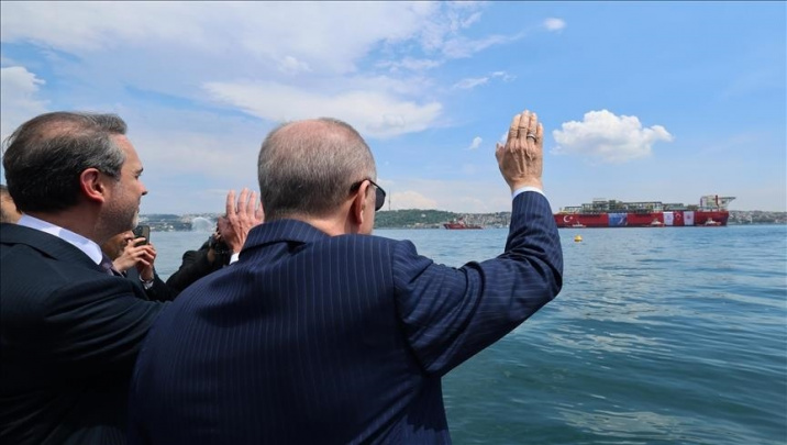 Turkiya birinchi suzuvchi gaz platformasini ochiq dengizga yubordi