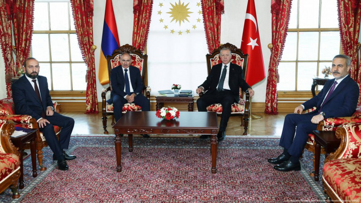 Turkiya yetakchisi Armaniston bosh vaziri bilan tarixiy uchrashuv o‘tkazdi