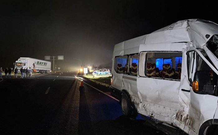 Turkiyada yuk mashinasi maktab mikroavtobusi bilan to‘qnashib ketdi, jarohatlanganlar bor