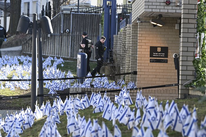 «Falastinga ozodlik!» Amerikalik uchuvchi Vashingtondagi Isroil elchixonasi oldida o‘zini yoqib yubordi